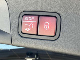 ステアリングボタンは、使いやすいデザインでございます。ステアリング付近のレバーや、ステアリングボタンで追従機能の操作も可能でございます。