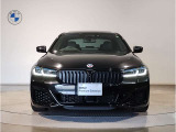 ☆BMWの代名詞とも言える【キドニーグリル】一目見ただけでBMW車であると認識できる確固たるアイコンとして存在感を放ちます☆