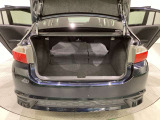 リアシートの背もたれを前方に倒して荷室を広げられますので、長いお荷物も積むことができます。背もたれは6:4の割合で分割して可倒できます。