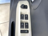 【電動格納ミラー】サイドミラーは電動格納式となっており、狭い駐車場でもキズがつくリスクを抑えられます。
