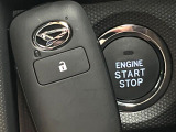 【キーフリーシステム】カバンやポケットに入れたままでもドアの施錠・解錠が可能なスマートキーを装備。エンジンのオン・オフ時もカギを取り出す必要が無いからとっても便利です♪