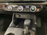 オートエアコンがついてます。左右独立で温度設定のできるデュアルオートエアコンです。パネル内のシートヒータースイッチは前席の左右別々に3段階で温度設定ができます。