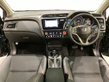 車内は光触媒抗菌消臭施工済です。インパネ周りはスタイリッシュなデザインです。グローブボックスやカップホルダーのほかにトレーなどたくさんの収納スペースが付いています。