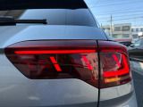 後続車からの視認性に優れるLEDダークテールランプ。ウィンカーは流れる様に点滅する「ダイナミックターンインジケーター」を装備。