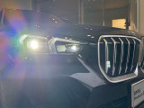 BMWの伝統の丸目4灯ヘッドライトでございます。LEDライトで視認性もよく明るく安全性の向上につながります。