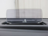 ヘッドアップディスプレイ付き。少ない視線移動で情報を確認できるので、運転の疲労軽減に繋がりますよ♪