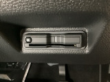ハンドルの左下にETCがついています。高速道路の料金所の通過も楽々です!。 カードの取り出しもしやすい場所についています。