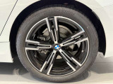 BMWの純正アロイホイールは軽量かつ強度にも優れているホイールで走行性能を引き上げる設計になっております。足元にもBMWは妥協がなくこだわっている個所になります。