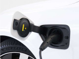 専用コードを接続するだけで簡単に充電が行えます。プラグインハイブリッドモデルT6 AWD PHEVは、走行中の充電のほか、自宅などに設置された充電機器からの充電が可能です。