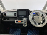 【インテリア正面】視界が広く見渡しやすく手の届く範囲にスイッチもデザインされており、とっても使いやすいです。ぜひ店頭でご覧ください。