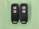 スマートキーを装備しています。鍵を差し込むことなくドアロックの開け閉めと、スタートボタン操作でのエンジンスタートができます。スペアキーも同じものを用意しております。