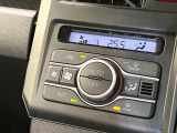 【オートエアコン】一度お好みの温度に設定すれば、車内の温度を検知し風量や温度を自動で調整。暑い…寒い…と何度もスイッチ操作をする必要はありません。快適な車内空間には必須の機能ですね♪