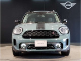 MINIのボンネットはヘッドライト部分に穴が開いている特徴的なもので御座います。MINIの伝統やこだわりがこういったところにも表れております。