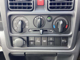 4WDです。衝突軽減ブレーキを搭載しておりますのでもしもの時に安心です。