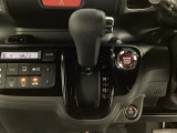 CVT車のセレクトレバーです。低速から高速まで、変速ショックのないスムーズな走りを実現するとともに、エンジン効率のよい領域を維持することで燃費にも貢献します。