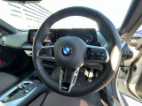 【ハンドル】ドライバーとBMW車の一体感がダイレクトに伝わるステアリングホイール。形状・太さへの拘りに加えて、操作性を高める為にスイッチ類も配置。クイックかつ安定のドライビングを体感下さい!