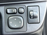 【電動格納ミラー】サイドミラーは電動格納式となっており、狭い駐車場でもキズがつくリスクを抑えられます。
