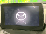 【マツダコネクトナビ】車内の雰囲気にマッチした一体型タイプのナビ。各種車輌設定やBluetooth再生等、様々な機能が楽しめます。直感的なダイヤル操作が可能で、使い勝手も良好です。