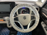 【ハンドル回り】インテリアに合わせたデザインのステアリングは、運転される方のことも考え、運転しやすい形状、大きさです。ぜひ一度、実際に触ってお確かめください。