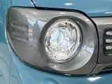 【LEDヘッドライト】悪天候や夜間走行時も良好な視界を確保し安心して運転できる高輝度LEDヘッドライトを装備!点灯速度が早く、消費電力も抑えられています。