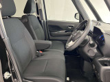 ゆったりと座れる運転席シートですのでストレスなく運転が出来ますよ!