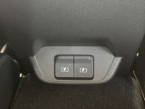 後席専用のUSBで、携帯電話やゲーム等をお楽しみ下さい。