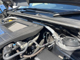 【STIタワーバー】お車の剛性を高めるタワーバーを装備。よりスムーズなコーナリング走行が可能となり、走りも楽しめます。