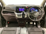 車内は光触媒抗菌消臭施工済です。インパネ周りはスタイリッシュなデザインで機能や装備も充実しています。グローブボックスやカップホルダーのほかにトレーなどたくさんの収納スペースが付いています。