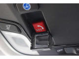 つながることで、できること。HondaCONNECThスマホでクルマのエアコンをONにできたり、交通事故やあおり運転にあっているときなど、緊急時にオペレーターサポートを受けられます。