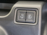 【両側パワースライドドア】スマートキーや運転席のスイッチで後席両側スライドドアの開閉が可能♪電動だから力を入れてドアを開ける必要が無く、小さなお子様でも簡単に開け閉めでき快適です♪