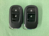 スマートキーを装備しています。鍵を差し込むことなくドアロックの開け閉めと、スタートボタン操作でのエンジンスタートができます。スペアキーも同じものを用意しております。