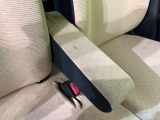 【アームレスト】運転中の身体の負担を軽減してくれるアームレストを装備♪