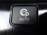 【プロパイロットパーキング】駐車可能枠がPマークで表示されスイッチを押し続けるだけでステアリング・アクセル・ブレーキ・シフト操作が自働で行われる。最後にはパーキングブレーキも作動します♪