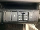 リアドアは乗り降りに便利な両側電動スライドドアです。また運転席に座っていながらスイッチ操作で自在にスライドドアを開け閉めできます。横にはVSA解除スイッチなどもついています。