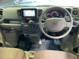 運転席からの視界が左右に広く隅々まではっきりと見渡せます。クルマの前端も把握しやすく安心して運転できます。