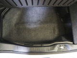 トランク床下に収納できるスペースがあります。レジャー用品や洗車用品などを床下に収納すれば見た目もすっきり!!積載力アップ!!