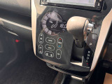 タッチパネル式のオートエアコンで車内はいつでも快適空間です♪ついでにお掃除も楽々です♪