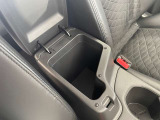 運転席前の小物入れは、色々使えて便利です。