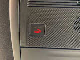 【マツダエマージェンシーコール】エアバッグが展開される衝突事故を車両が検知した場合や、SOSボタンを押した場合に、 緊急通報オペレーターを通じて緊急車両の手配などを行なうことができます。