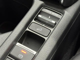 【ヒルディセントコントロール】エンジンブレーキだけでは十分減速できないような急な下り坂やオフロードのような滑りやすい路面を下るとき、一定の低車速を保ち、下り坂での走行を補助するシステムです。