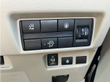 片側(助手席側)オートスライドドアです♪運転席のボタンやキーのボタンでも開閉できます!手荷物がいっぱいの時でも簡単にドアの開け閉めができるのでとっても便利です♪