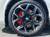 【BMWアロイホイル】軽量かつ強度に拘ったアロイホイル。走行性能ポテンシャルを引き出す設計。車の足元を引き締めてくれる大きなポイントはアロイホイルです。