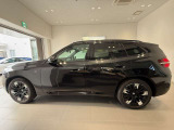 BMWではロングホイールベースの採用をしており、すべての車種に適用され、走行中の安定感の向上されております。また室内空間の広さにも貢献しております。