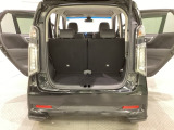 開口部も広く荷物の積み下ろしもしやすいお車となっております。シートを前方にスライドさせれば、さらに荷室を広げられます。また、床下にも収納スペースがあります。