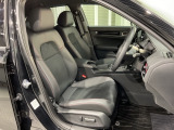 運転席は電動パワーシート付です。細かな動きで最高のドライビングポジションを確保できます。