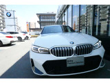 BMWの代名詞の【キドニーグリル】グリルが腎臓のように見えるので【キドニー】と呼ばれるようになりました。一目見ただけでBMWであると認識できる確固たるアイコンとして存在感を放ちます。