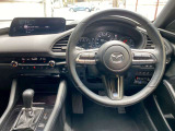 【運転席インテリアデザイン】左右対称のインテリアデザインでドライバーを包み込み運転に集中できるように設計されています。