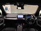 BMWの運転席はドライバーオリエンテッドという構造を採用。ドライバー目線の操作がしやすい設計になっており、ドライブ中にも目線の移動が少なく運転中にも簡単に操作ができます。