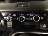 【左右独立オートエアコン】左右席で独立温度コントロールが可能です。運転席はキンキンに冷やして助手席はマイルドにと言った設定が可能です☆暑さ寒さでケンカすることもなくなりますね♪
