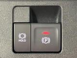 【電動パーキングブレーキ+オートブレーキホールド機能】 指先だけで簡単に操作が可能なパーキングブレーキ、スイッチを押すとブレーキペダルから足を離してもブレーキを保持できるオートブレーキホールド搭載